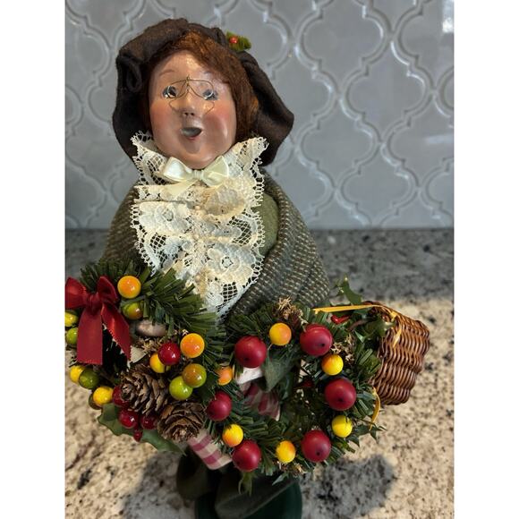 Byers’ Choice 2004 “The Wreath Maker" Caroler Woman Figurine 13.5" Tall - Picture 3 of 7